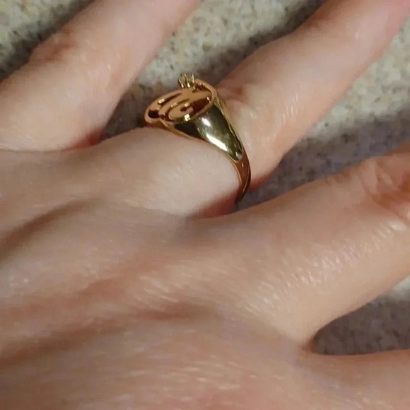 💙🌹Gold-plated letter "W" ring. yellow with faux diamond - Picture 11 of 11